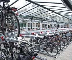 Etage parkering – Pladsoptimering og Brugervenlig Cykelparkering i To Etager