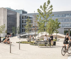 byrumsmøbler, bordbænkesæt og pullerter på KUs Søndre Campus på Karen Blixens Plads