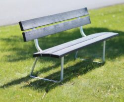 Rici bænk med planker i genbrugsplast