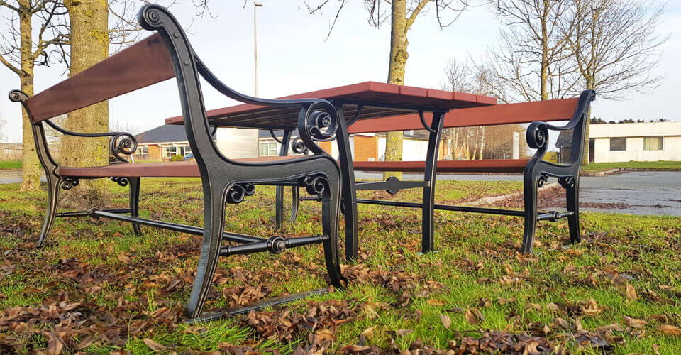 Klassisk københavner bænk med bord i plast eller hårdttræ