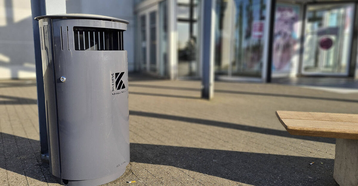 en undendørs affaldsbeholder i galvaniseret og malet stål med sideindkast står ved siden af Kolding Storcenter