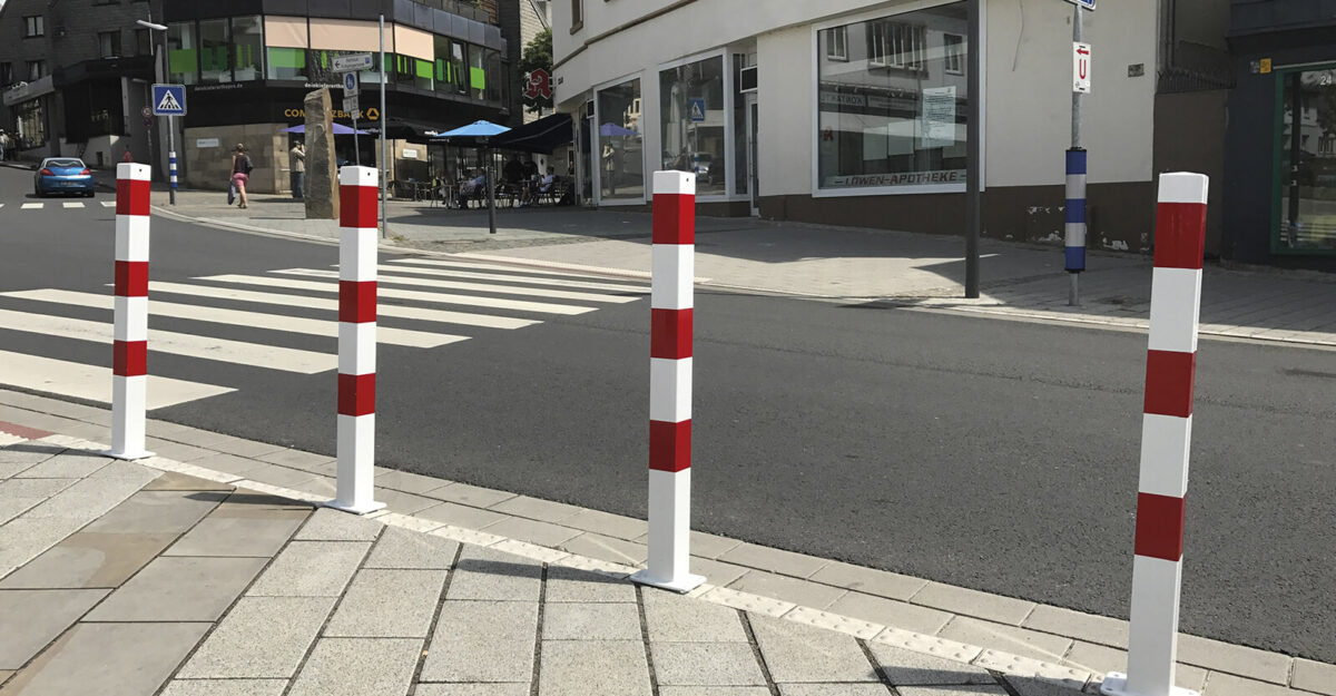 Basis Firkant Pullert 70×70 mm – en funktionel afspærringsløsning til nedstøb malet i hvid med røde reflektorer