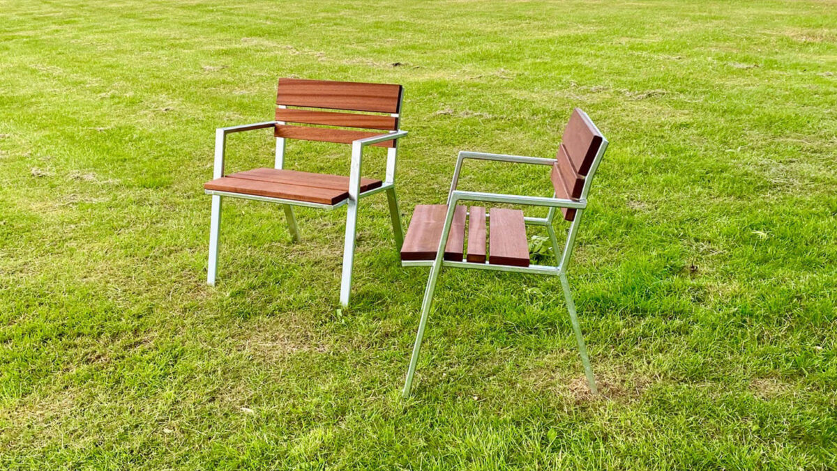 SEDIA stole i dansk stilrent design beklædt med mahogni