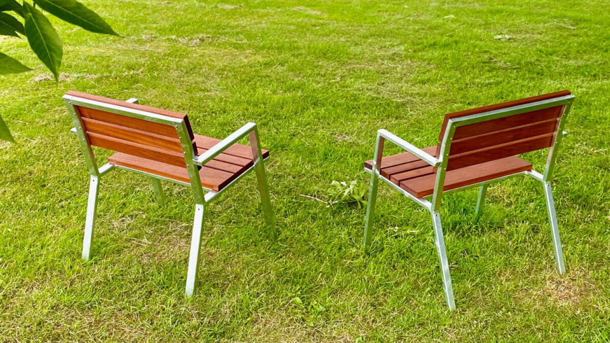 Café stole i dansk stilrent design i galvaniseret stål og træ