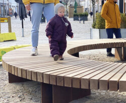 Horsens plint cirkelplint i corten med asymmetriske mahogni stave Horsens midtby