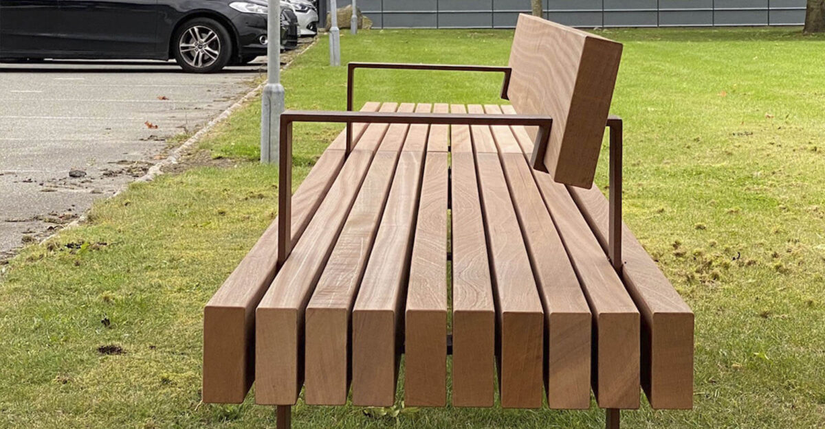 BOULEVARD Bænken i flot design fremstillet i galvaniseret og pulverlakeret stål og beklædt med store planker