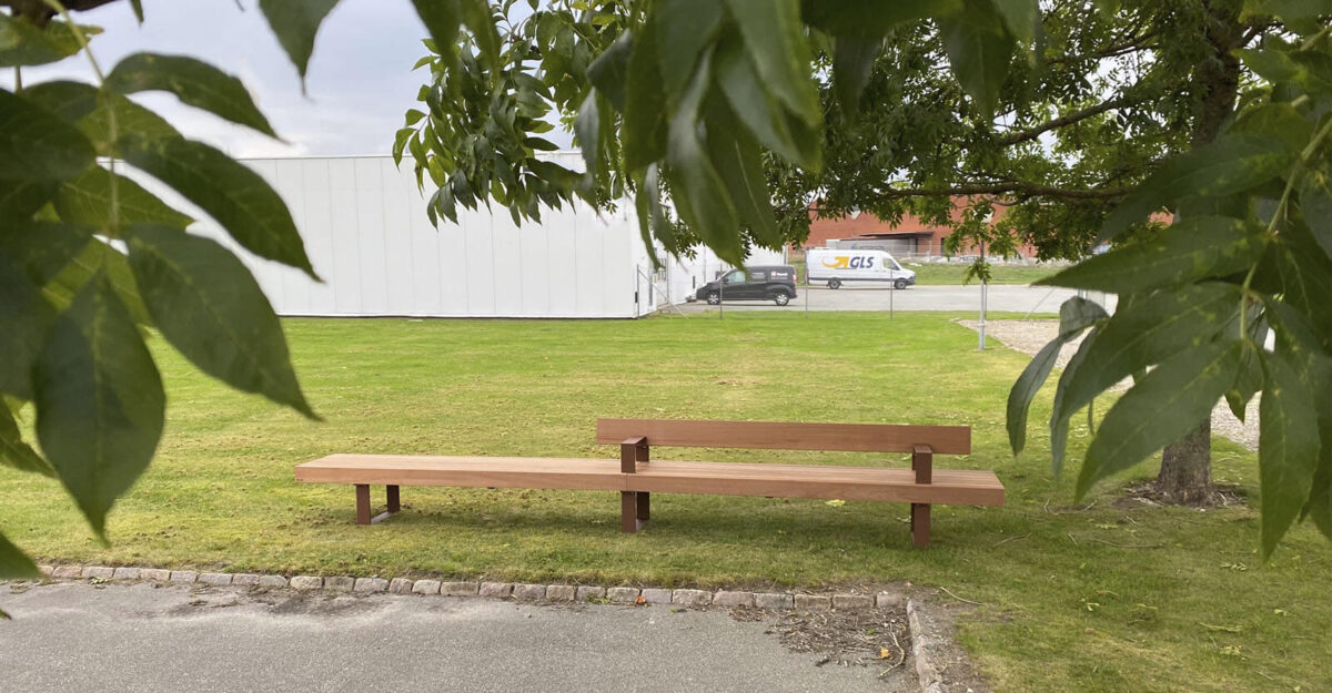 Kraftig bænk i galvaniseret og pulverlakeret stål og beklædt med store mahogni planker BOULEVARD Bænken