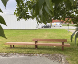 Kraftig bænk i galvaniseret og pulverlakeret stål og beklædt med store mahogni planker BOULEVARD Bænken