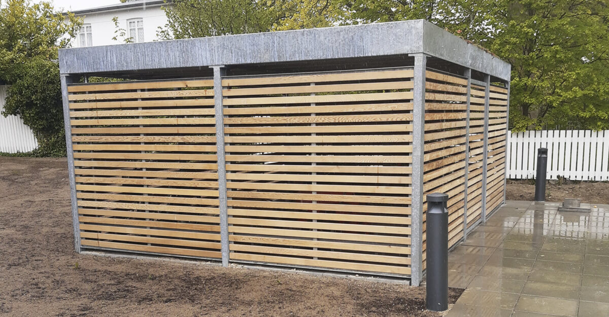 CASA 33 – Cykelskur og miljøstation i én løsning med hårdttræ beklædning og sedum tag,