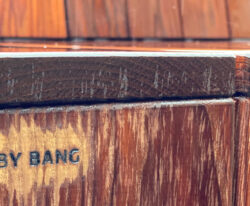 By Bangs logo på siden af den stor cirkel specialbænk lavet til skolegården på Marie Mørks Skole, med beklædning af termoask stave