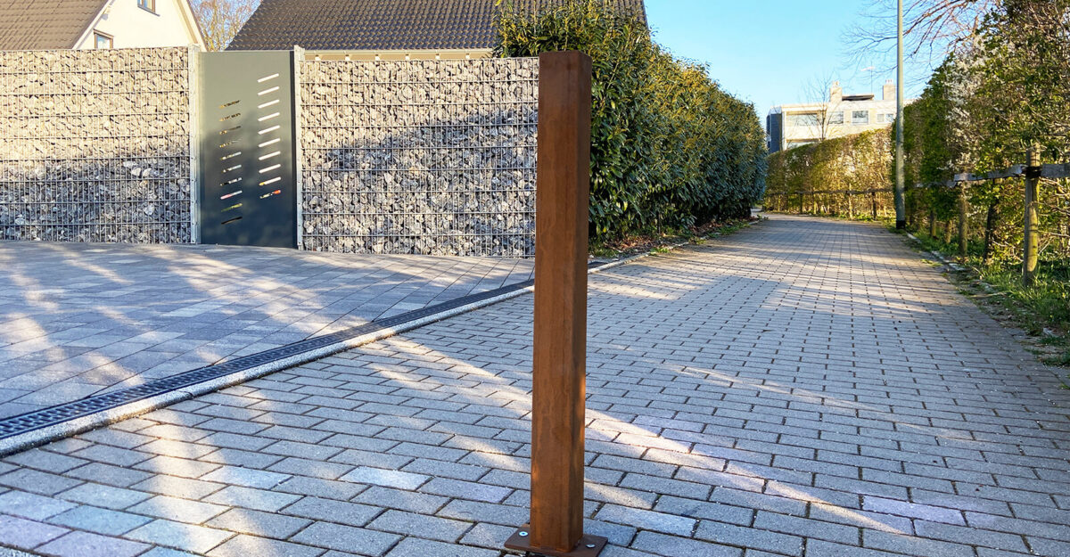 Firkantet corten pullert på vejen