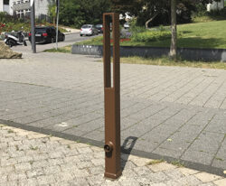 en moderne aftagelig corten pullert i firkantet form