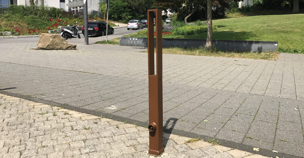 en firkant pullert med hul i cortenstål