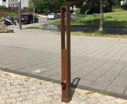 en firkant pullert med hul i cortenstål