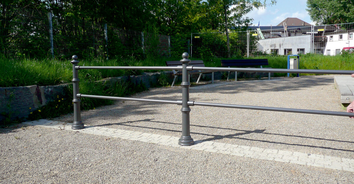 et hegn i kegleformede dekorative pullerter til placering i byen