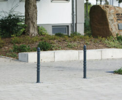 kegleformede dekorative pullerter til placering i byen