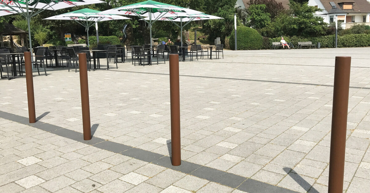 en række ornamentale pullerter i corten udførsel