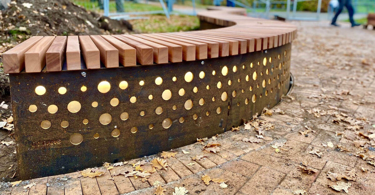 By Bang leverer specialdesignede plinte, bænke og lyskasser i cortenstål og mahogni til Fremtidens Vollsmose. By Bang skræddersyede bymøbler!