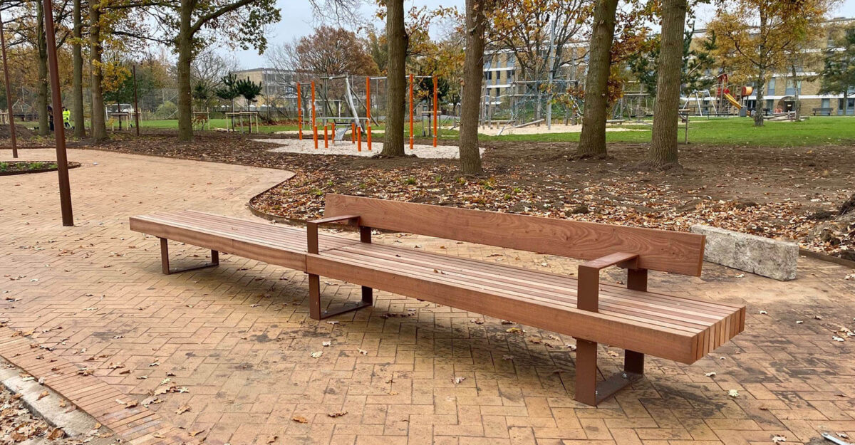 BOULEVARD Bænken i galvaniseret og pulverlakeret stål og beklædt med store planker, Fremtidens Vollsmose |Specialdesignede bymøbler - BY BANG