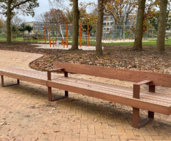 BOULEVARD Bænken i galvaniseret og pulverlakeret stål og beklædt med store planker, Fremtidens Vollsmose |Specialdesignede bymøbler - BY BANG
