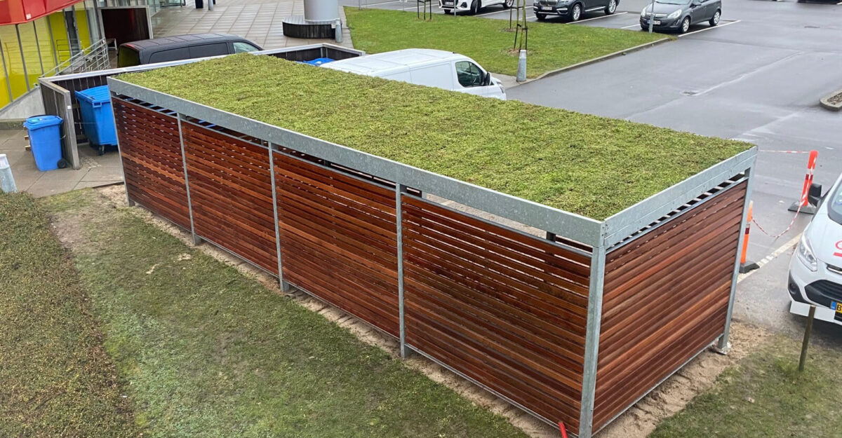 CASA 33 – Cykelskur og miljøstation i én løsning med hårdttræ beklædning og sedum tag, som både fremstilles som cykelskur eller som overdækning til affaldscontainere