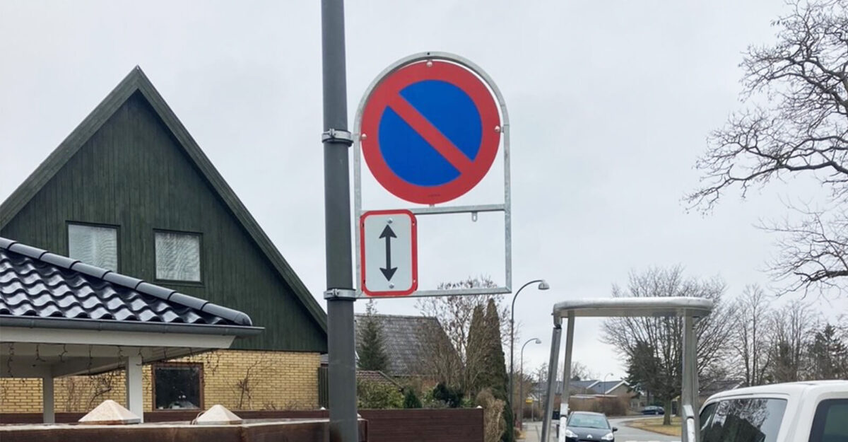 Skilteholder på lygtepæl