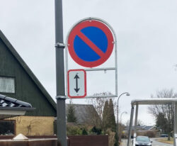 Skilteholder på lygtepæl