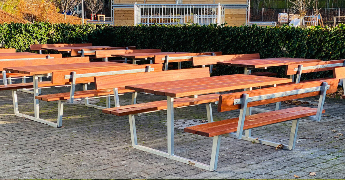 klassisk bordbænkesæt til urbane miljø og parker i galvaniseret stål og beklædt med mahogni planker