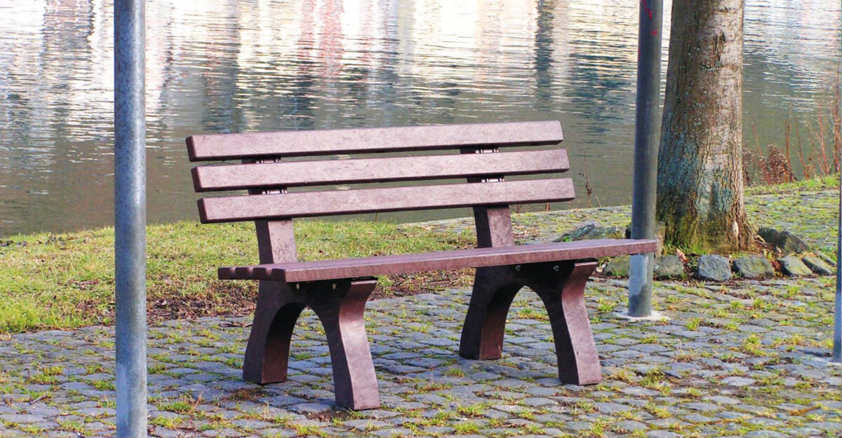Klassisk park bænk fremstillet udelukkende i genbrugsplast