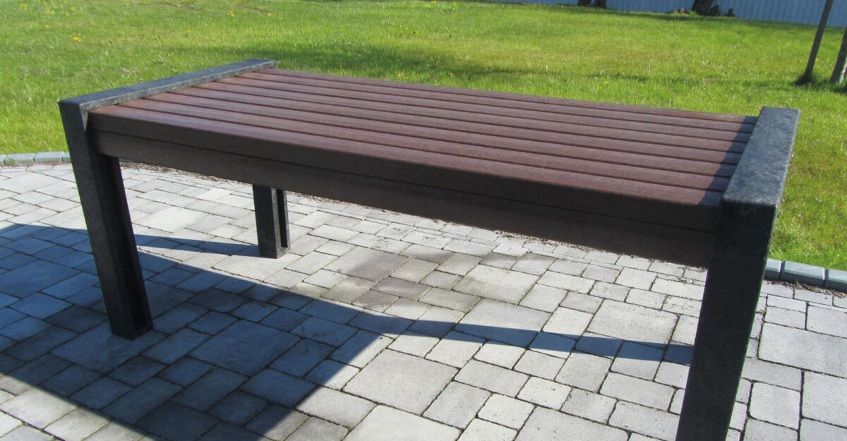 klassisk bord fremstillet udelukkende i genbrugsplast til park og by