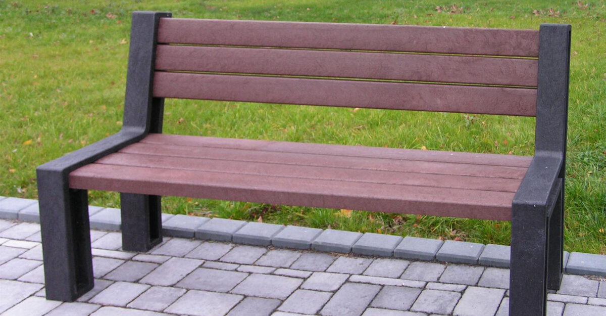 Klassisk bænk fremstillet udelukkende i genbrugsplast til byrum og park