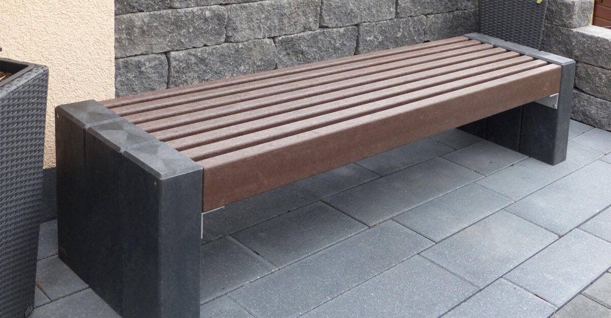 Klassisk bænk fremstillet udelukkende i genbrugsplast til byrum og park, HIGH LINE PLINTEN