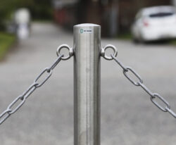 aftagelig pullert i rustfri stål med trekantlås i et stilrent design med kæde