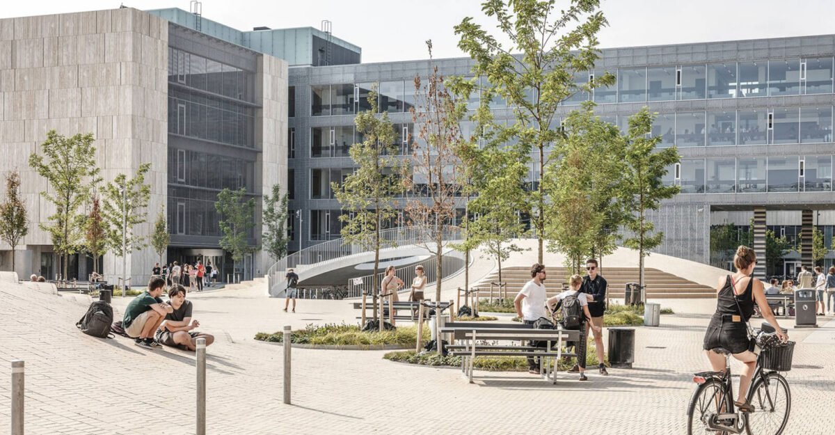Karen Blixen Plads ved Københavns Universitet med den nye udendørs møbler af By Bang, byrumsmøbler