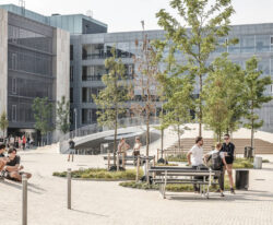 Karen Blixen Plads ved Københavns Universitet med den nye udendørs møbler af By Bang, byrumsmøbler