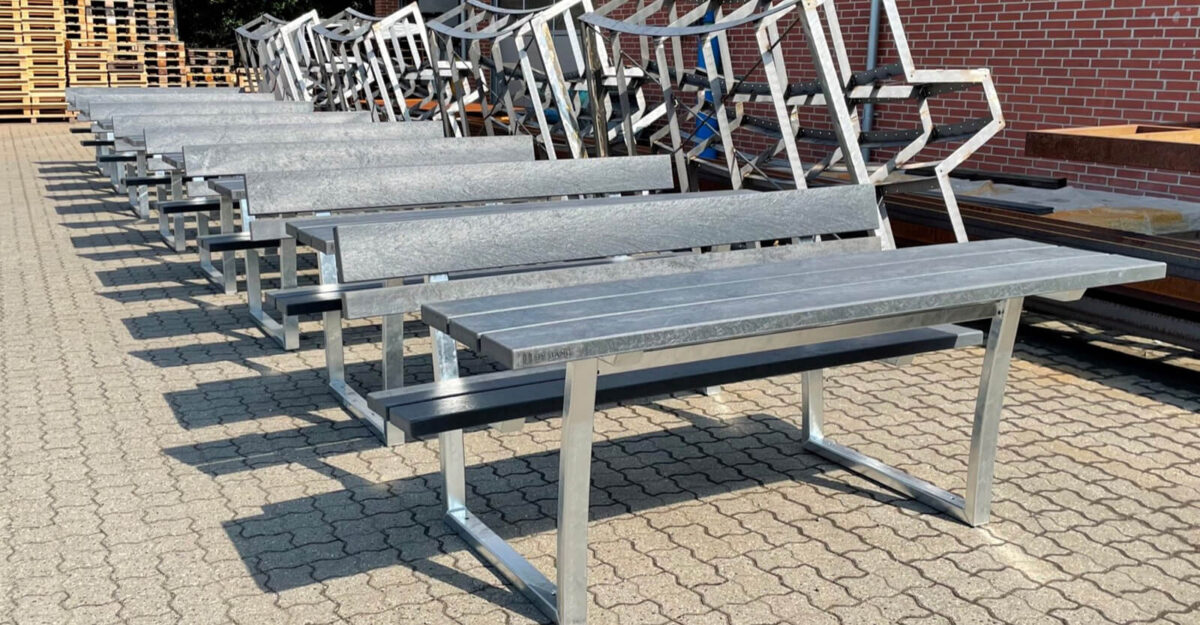 Udsigtsbænk med bord i genbrugsplast og beklædt med genbrugsplast planker