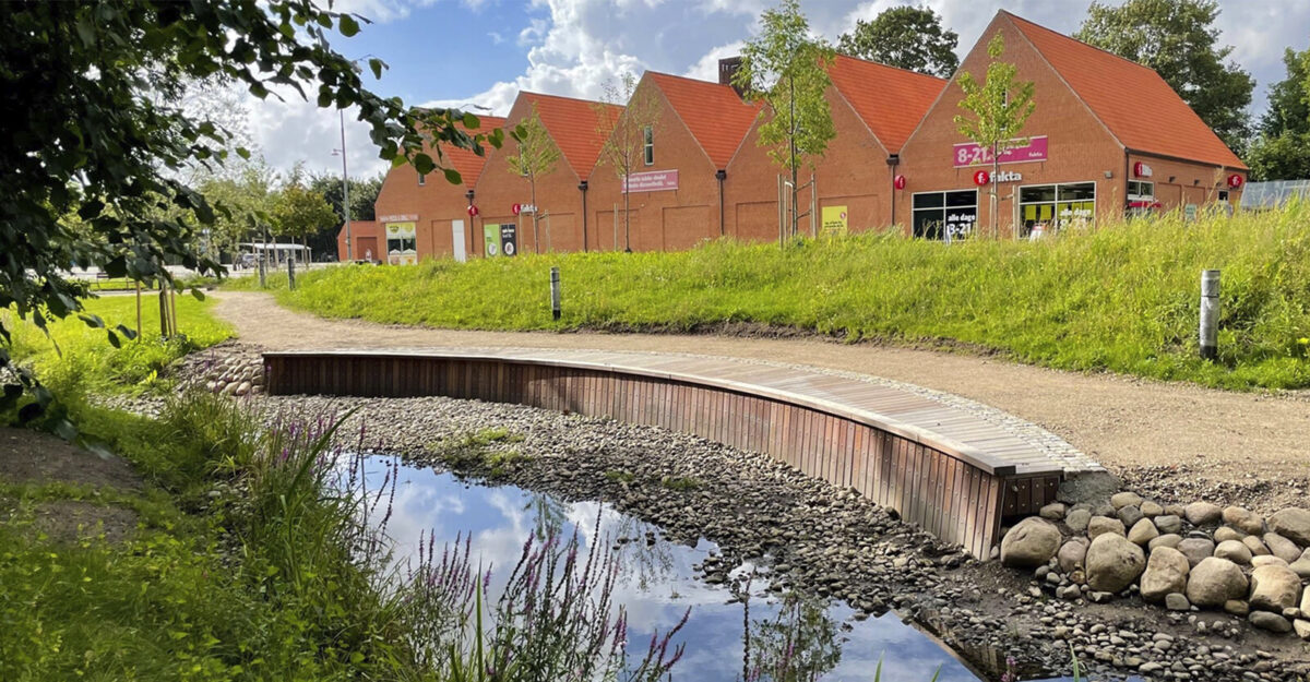 en palisadedæk i Azobe træ til områdefornyelsen projekt i Tønder midtby