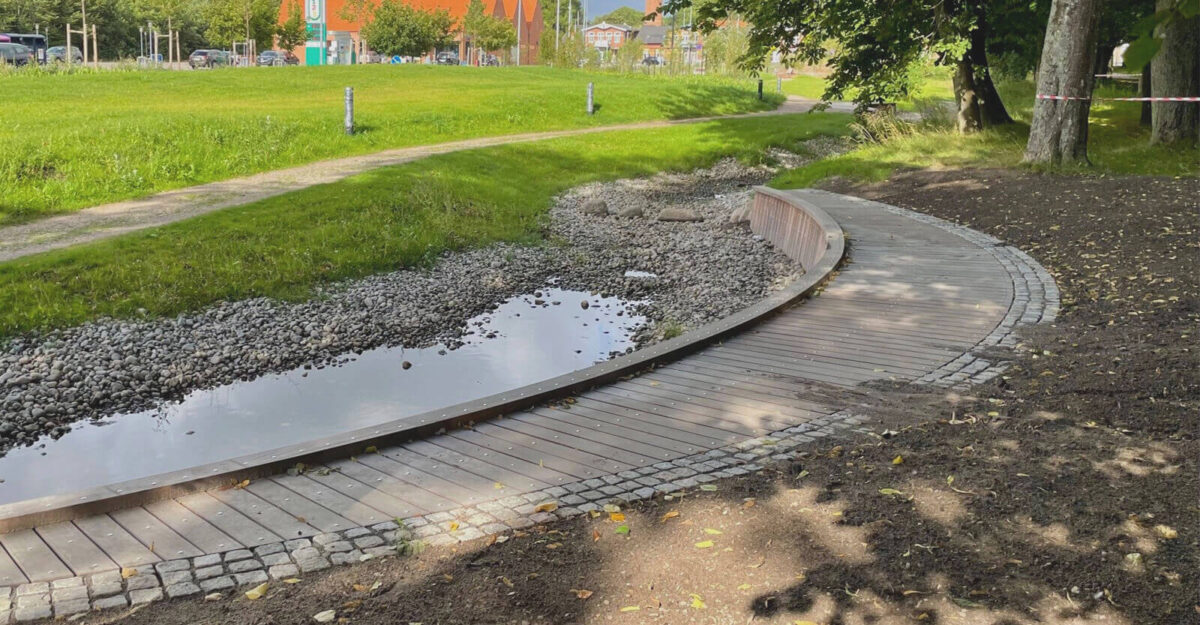 en palisadedæk i Azobe træ til områdefornyelsen projekt i Tønder midtby