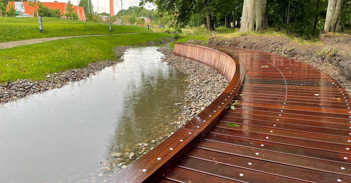 en palisadedæk i Azobe træ til områdefornyelsen projekt i Tønder midtby