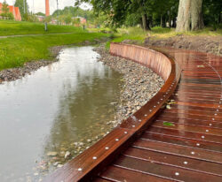 en palisadedæk i Azobe træ til områdefornyelsen projekt i Tønder midtby