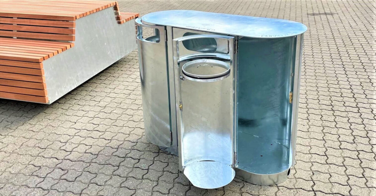 en stor affaldsbeholder med tre indkast huler til tre forskellige typer affald