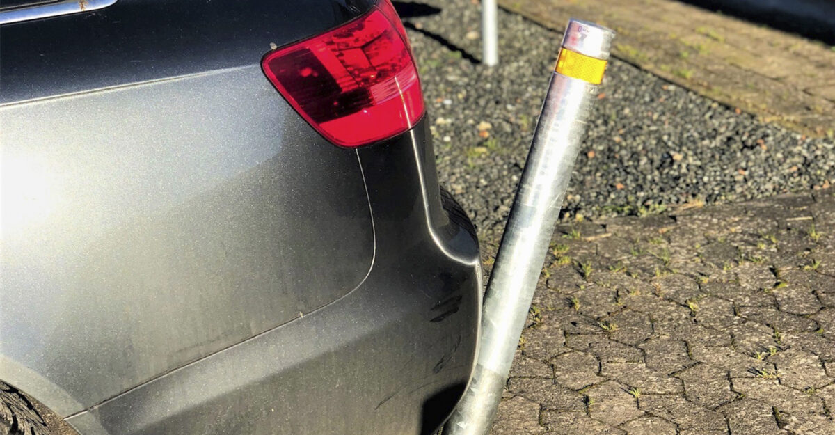 tiltbar pullert rykket med bil