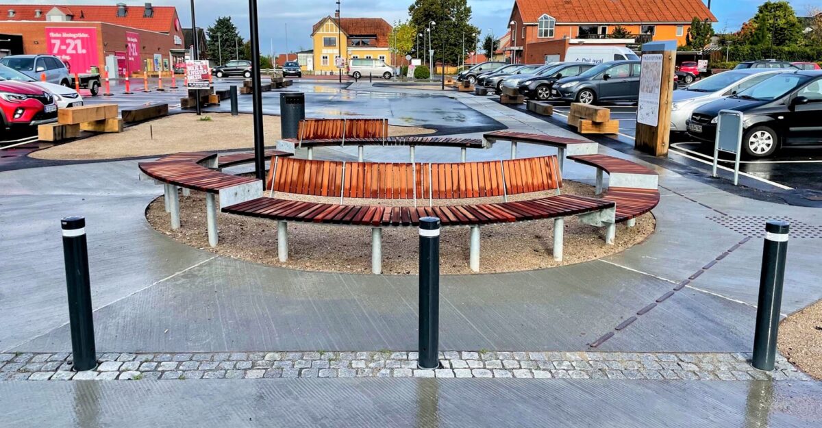 tiltbare pullerter i galvaniseret stål og malet udførsel
