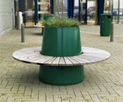 Runde plantekummer med bænk