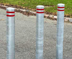 klassisk galvaniseret vippe pullert malet med vipbare funktion med refleks fra By Bang