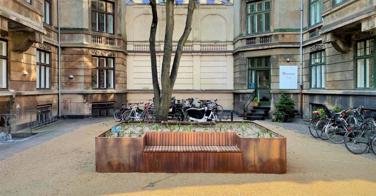 Plantekasser i cortenstål med indbyggede bænke og plads til planter