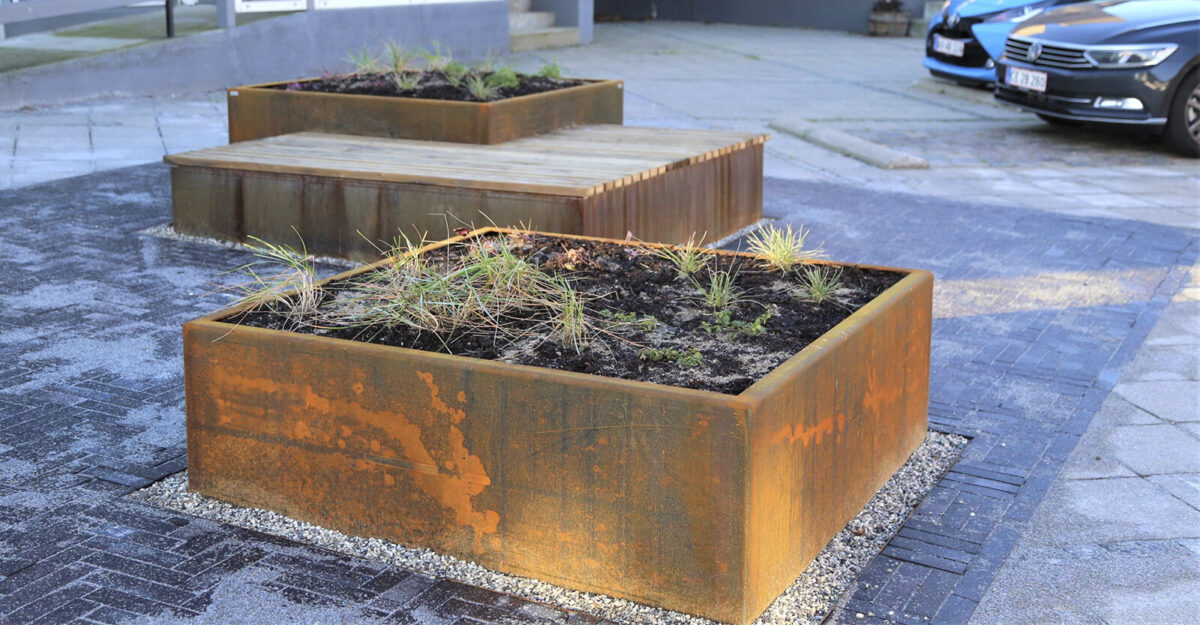 Plantekasser i cortenstål med indbyggede bænke og plads til planter