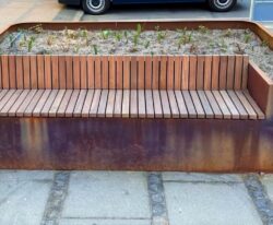 en unik plantekasse i cortenstål med en bænk af mahogni planker på Frederiksbergs gade