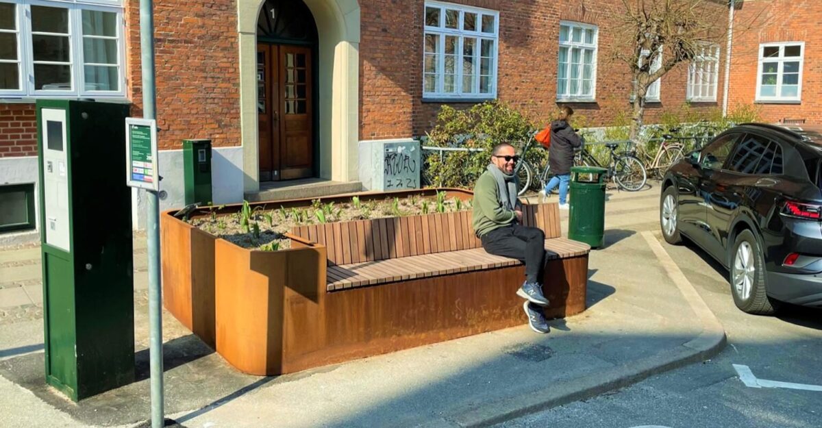 en unik plantekasse i cortenstål med en bænk af mahogni planker på Frederiksbergs gade