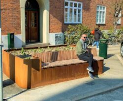 en unik plantekasse i cortenstål med en bænk af mahogni planker på Frederiksbergs gade